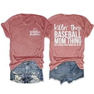 Détail de l'avant et de l'arrière du t-shirt baseball mom avec un short en denim