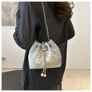 Details der silbernen Samt-Beuteltasche mit Goldstickerei und Perlen-Kordelzug