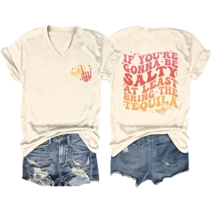 Vue avant et arrière du t-shirt col en V avec slogan et short en jean délavé effet usé