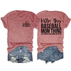 Vues détaillées recto et verso d'un t-shirt Baseball Mom rouge foncé avec imprimé