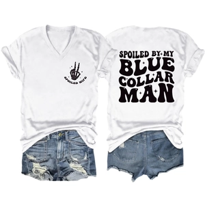 Détails du t-shirt blanc à col en V avec imprimé et du short en jean bleu délavé