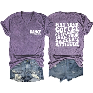 Détails avant et arrière du t-shirt violet col V avec imprimé et short en jean