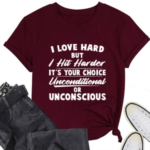 Mise à plat d'un t-shirt bordeaux avec imprimé lettré blanc et short en jean noir