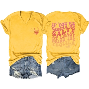 Détail du dos du t-shirt col V avec texte imprimé et short en jean assorti