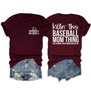 Vue avant et arrière du t-shirt bordeaux Baseball Mom avec motif cœur et citations