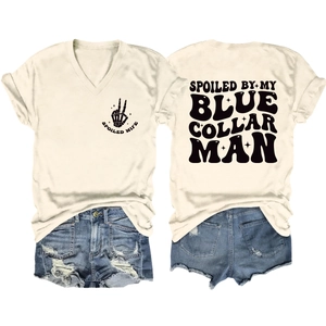 Détail du t-shirt col V avec imprimé et du short en jean denim effet usé