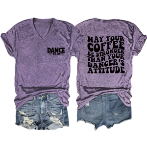 Détail du t-shirt violet col V avec texte 'DANCE mom' et short en jean déchiré assorti
