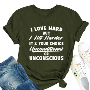 T-shirt vert foncé avec slogan blanc et détail de nœud élégant à la base du haut