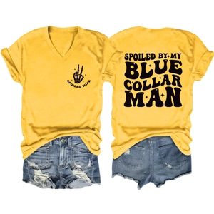 Détail du dos du t-shirt avec impression vintage Spoiled By My Blue Collar Man noire