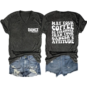 Vue détaillée avant et arrière du t-shirt gris à col en V avec texte imprimé DANCE mom