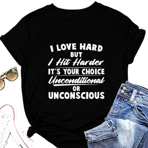 Mise à plat du t-shirt en coton noir avec imprimé graphique blanc et style décontracté