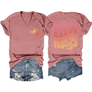 Détail du t-shirt à col en V avec imprimé tequila vintage et short en jean vieilli