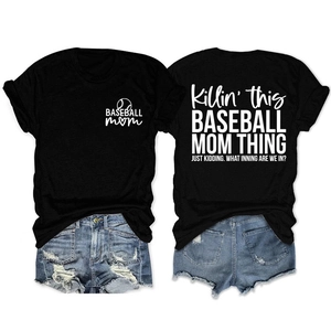 Détail de l'imprimé au dos 'Killin' this BASEBALL MOM THING' sur t-shirt noir