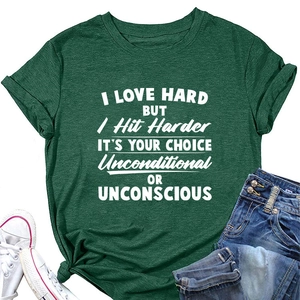 T-shirt vert chiné à col rond avec slogan blanc et jean bleu en vue de dessus
