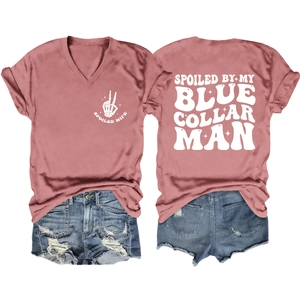 Détail du t-shirt rose col en V avec imprimé au dos et short en jean déchiré pour femme