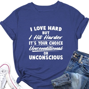 Vue à plat d'un t-shirt en coton bleu marine avec slogan blanc et short en jean
