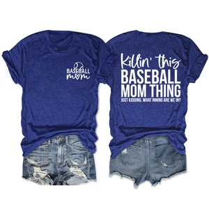 Détail recto verso du t-shirt bleu roi baseball mom avec short en jean délavé