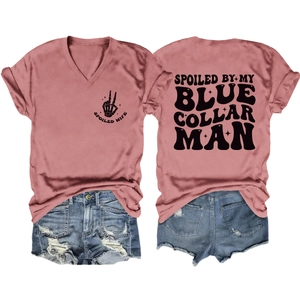 Détail du dos d'un t-shirt rose col V imprimé avec un short en jean bleu délavé