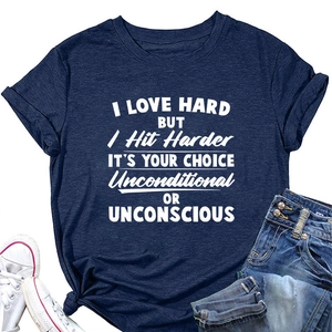 Détail d'un t-shirt en coton bleu marine avec slogan blanc et accessoires de mode