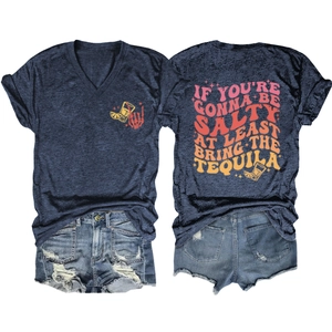 Détail du t-shirt col V imprimé dos salty tequila et du short en jean déchiré