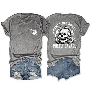 Détails avant et arrière du t-shirt gris avec motif de crâne et fleurs sur fond blanc