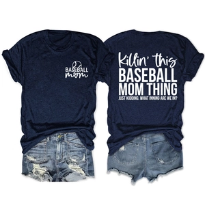 Ensemble t-shirt bleu marine baseball mom et short en jean montrant l'avant et l'arrière