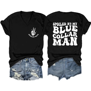 T-shirt noir col en V pour femmes avec short en jean bleu délavé à revers effilochés
