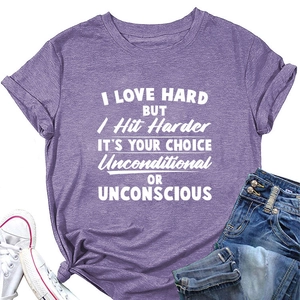 Détail du t-shirt violet à col rond avec revers aux manches et finition nouée sur le côté
