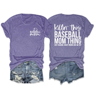 Détails avant et arrière du t-shirt violet Baseball Mom avec citations de sport