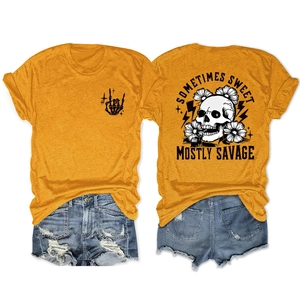 Détails avant et arrière du T-shirt jaune à motif tête de mort et short en jean