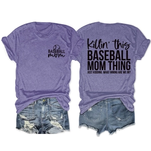 Vue avant et arrière du t-shirt baseball mom avec imprimé graphique et texture gris-violet