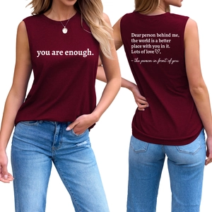Vues détaillées du débardeur bordeaux avec le slogan inspirant 'you are enough' imprimé