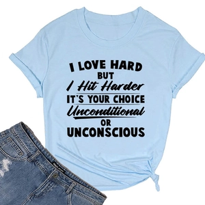 Détail d'un t-shirt bleu clair en coton avec slogan noir et col rond décontracté