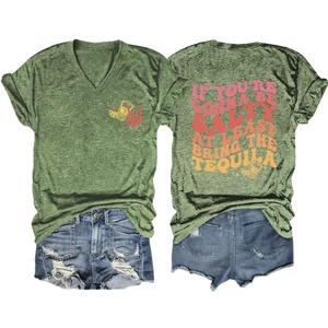 Détail du dos d'un t-shirt col V vert olive avec imprimé coloré et short en jean usé