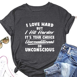 Mise à plat de t-shirt gris foncé avec slogan blanc et jean en denim bleu