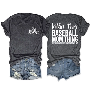 T-shirt gris anthracite Baseball Mom avec imprimés recto-verso et short en jean