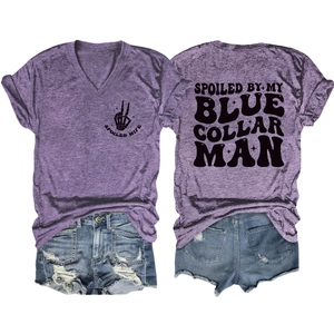 T-shirt violet col en V avec slogan au dos et short en jean déchiré à plat