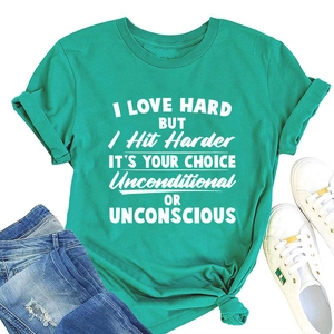 T-shirt col rond bleu sarcelle avec slogan blanc et jean en denim délavé