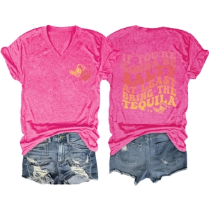 T-shirt rose col en V avec imprimé au dos et mini short en jean délavé pour femme