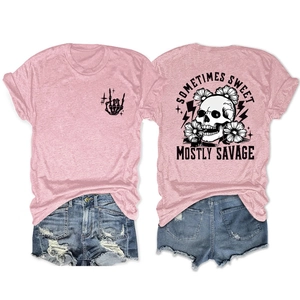 T-shirt rose avec imprimé crâne au dos et short en jean bleu délavé à franges