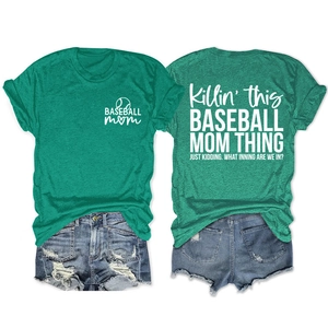 Détail à plat du t-shirt vert Baseball Mom et du short en jean délavé