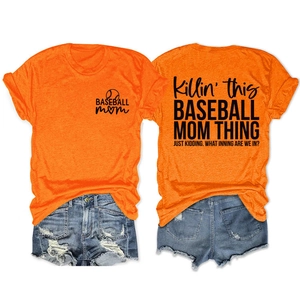 Vue avant et arrière du t-shirt orange Baseball Mom et du short en jean vieilli assorti