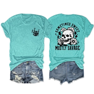 Détail du t-shirt turquoise avec imprimé floral tête de mort et texte slogan