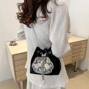 Sac seau élégant en velours noir avec broderie florale et bandoulière en perles