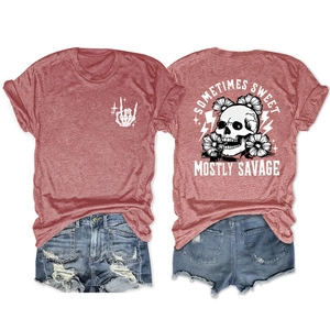 Vues avant et arrière du t-shirt rouge foncé avec imprimé tête de mort et short en jean