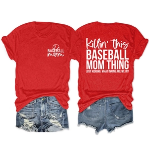 Ensemble t-shirt rouge Baseball Mom et short en jean bleu délavé à plat sur fond blanc