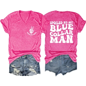 Détail du t-shirt rose col en V avec texte au dos et short en jean style vintage