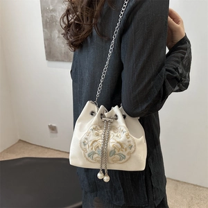 Sac seau brodé style chinois avec chaîne argentée et cordons ornés de perles
