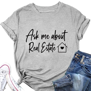 T-shirt grigia in cotone con stampa immobiliare, abbinata a jeans e scarpe bianche