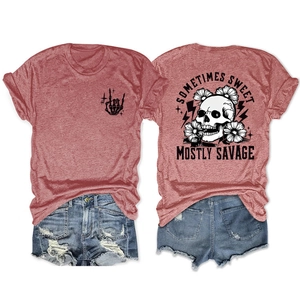 Détails avant et arrière du t-shirt rose avec imprimé tête de mort et fleurs